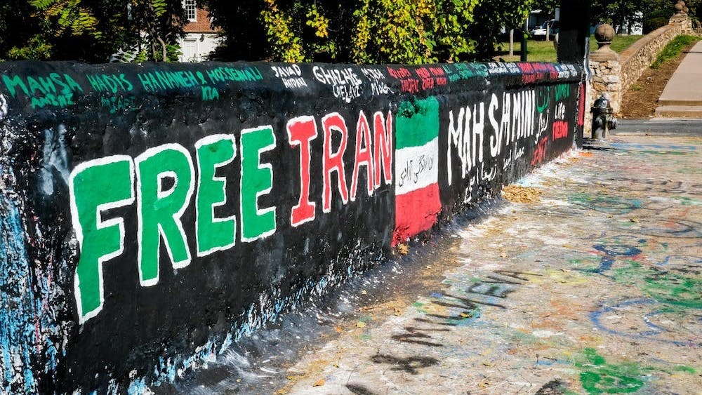 在弗大，波斯文化协会（Persian Cultural Society）公开支持抗议者，为Amini举行守夜活动，并在Beta Bridge上画上Amini的名字、“自由伊朗（Free Iran）”和“妇女、生命、自由”的字样，以提高人们对这些时事的认识。
