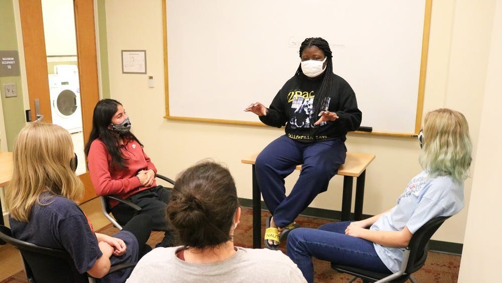 El personal residencial ha tenido un papel muy importante en ayudar a nuevos residentes a ajustarse a vivir en Grounds por primera vez. 