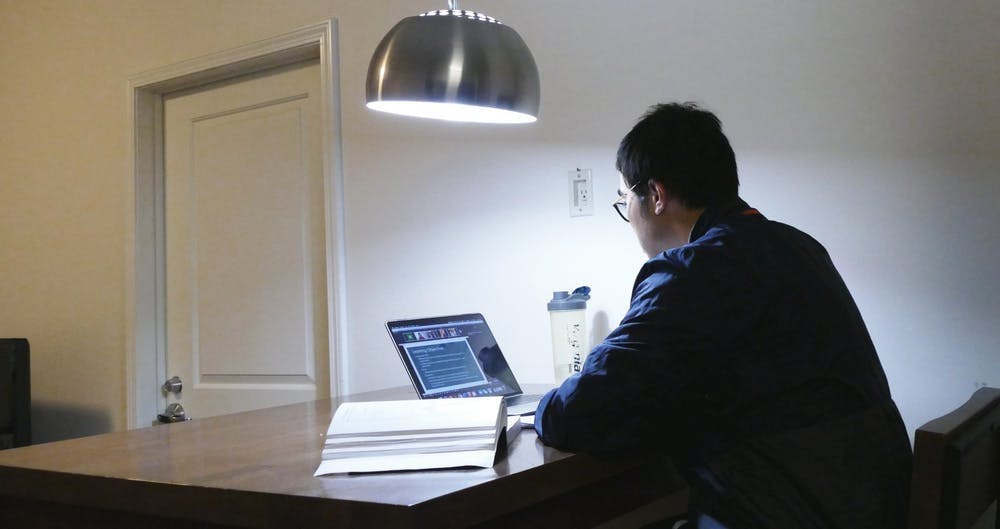 Con la variedad de preocupaciones externas, junto con los académicos, muchos estudiantes han comenzado a considerar si la política de calificación actual de la Universidad, calificaciones estándar de letras, debería cambiar.