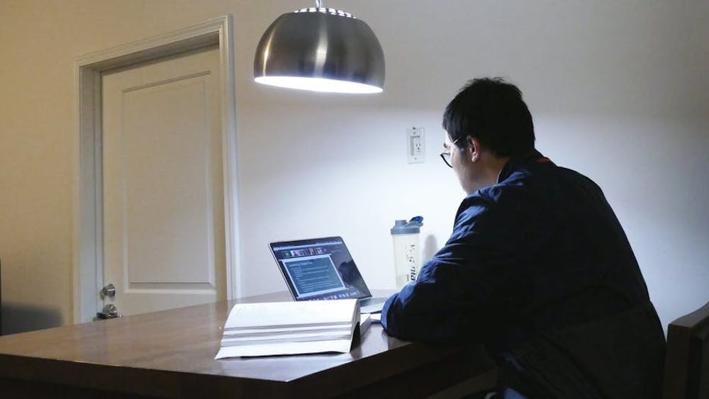 Con la variedad de preocupaciones externas, junto con los académicos, muchos estudiantes han comenzado a considerar si la política de calificación actual de la Universidad, calificaciones estándar de letras, debería cambiar.