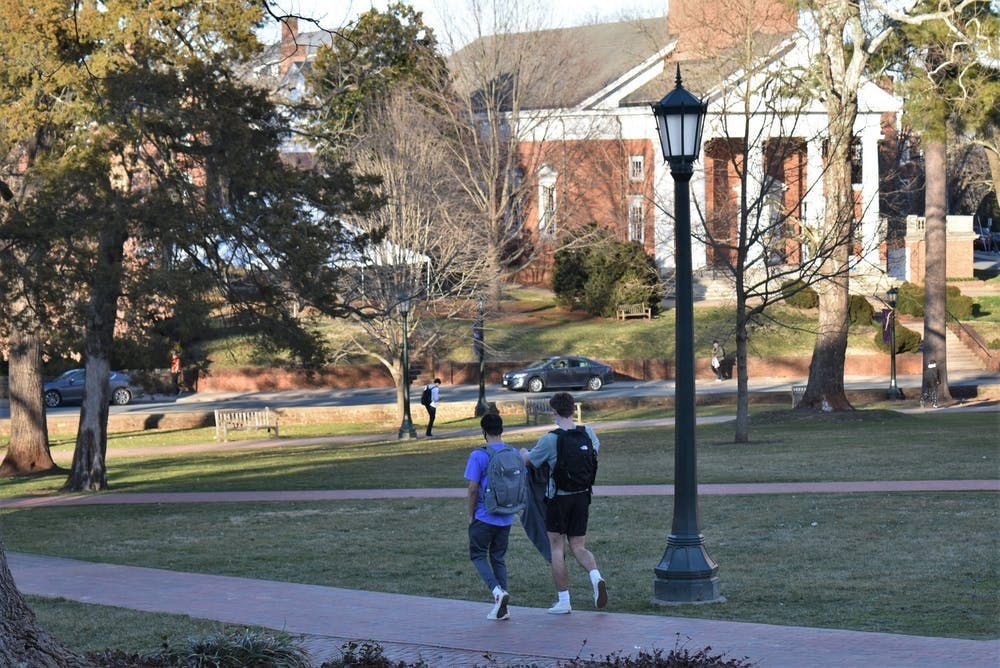 A pesar de las restricciones relajadas, el liderazgo de la Universidad advirtió que sigue siendo igualmente importante que los miembros de la comunidad universitaria sigan los requisitos de enmascaramiento, las pautas de distanciamiento social, las limitaciones de reunión y las restricciones de viaje, incluso si uno ha sido vacunado contra el virus.