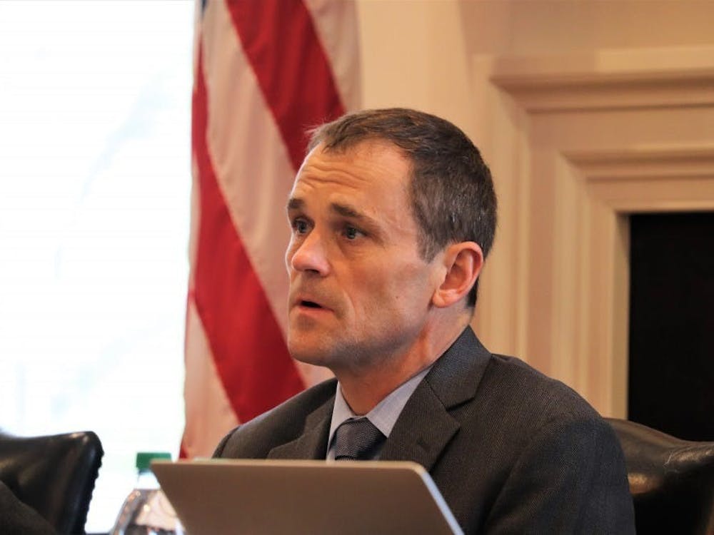 El comunicado publicado por el equipo ejecutivo señaló disminuciones en la financiación de la matrícula, fondos estatales, atención clínica, subvenciones de investigación, dotaciones y filantropía que se espera continuar durante los próximos meses.