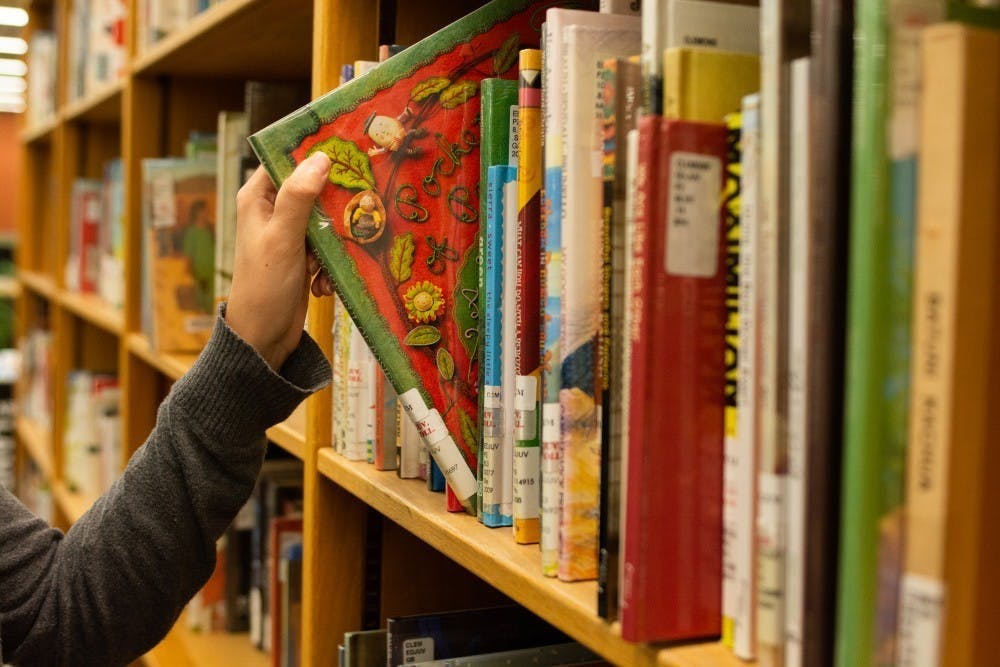 Los niños pueden elegir entre una variedad de libros escritos en su idioma nativo y leer con sus padres mientras que esperan durante su cita.