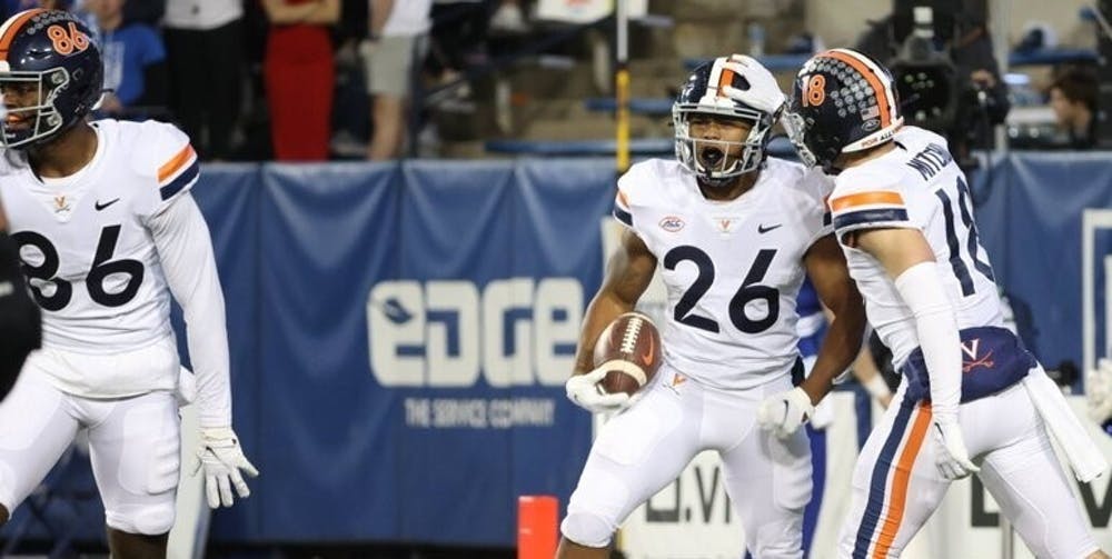 El corredor estudiante graduado Devin Darrington celebra después de anotar un touchdown en el segundo cuarto contra BYU el sábado por la noche.