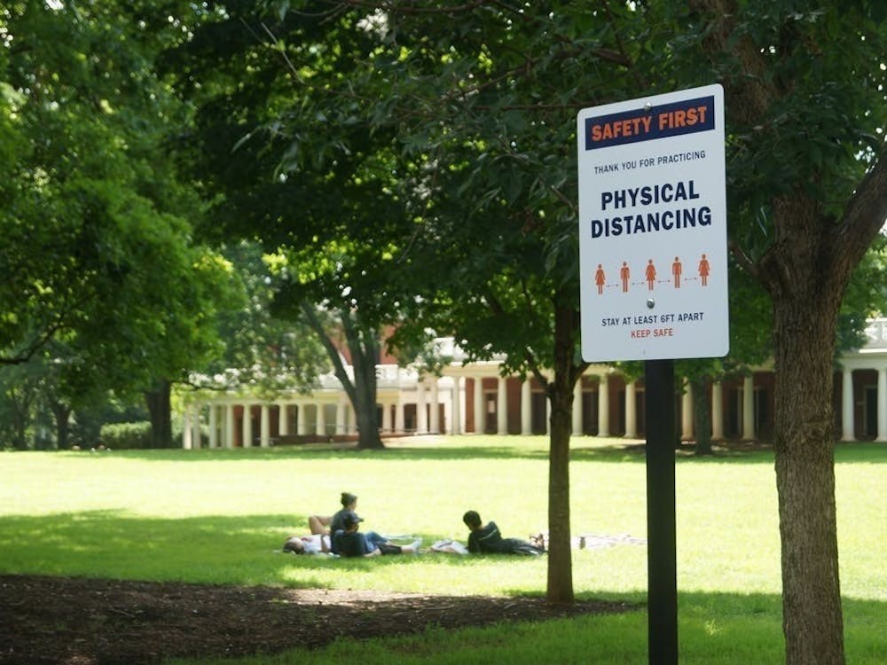 Las restricciones requieren que los estudiantes no se reúnan en grupos de más de cinco personas, se adhieran a las reglas de cubrebocas y no viajen fuera de la comunidad de Charlottesville. 