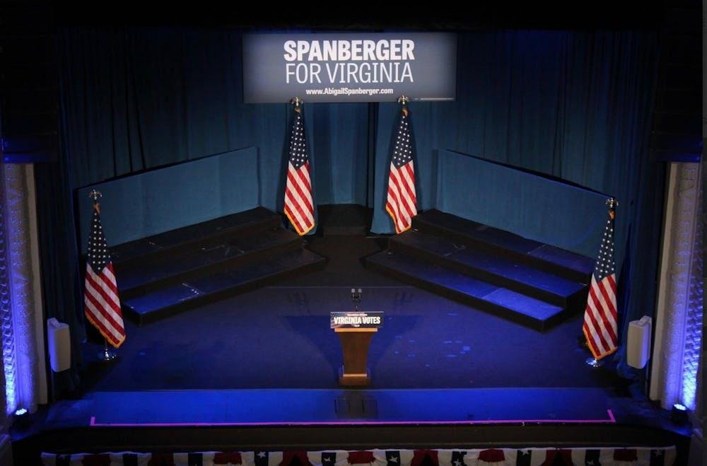 <p>在 2025 年 10 月 21 日州长 Abigail Spanberger 于夏洛茨维尔市中心举行集会之前。</p>