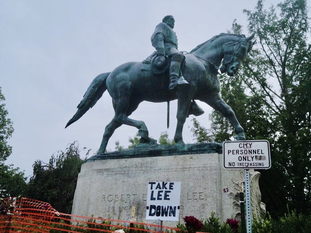 La comunidad de Charlottesville se reunió el miércoles para recordar el tercer aniversario de la violenta manifestación de supremacistas blancos del 12 de agosto de 2017. Como parte de la conmemoración, los organizadores organizaron un evento llamado Recuperemos el Parque en el sitio de la estatua de Lee. (Fotos por Sophie Roehse / The Cavalier Daily)