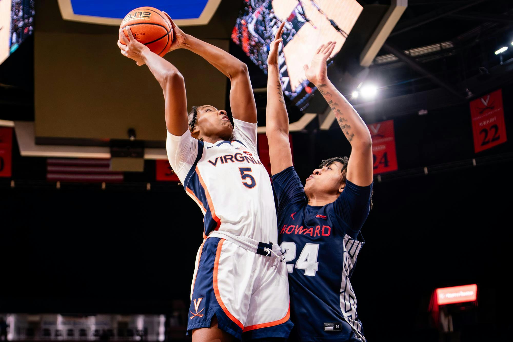 Sa&#x27;Myah&#x20;Smith&#x20;powers&#x20;to&#x20;the&#x20;rim.