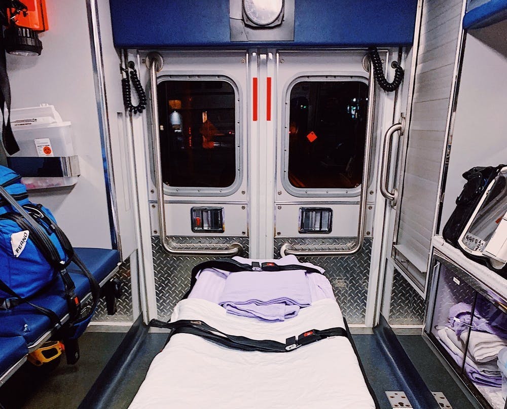 Desde la parte de atrás de los camiones de ambulancia del equipo de rescate de Western Albemarle hasta el hospital en si, los EMT presencian constantemente las aflicciones fatales del COVID-19. Por ende, quieren recordar a todos que el distanciamiento social es esencial.