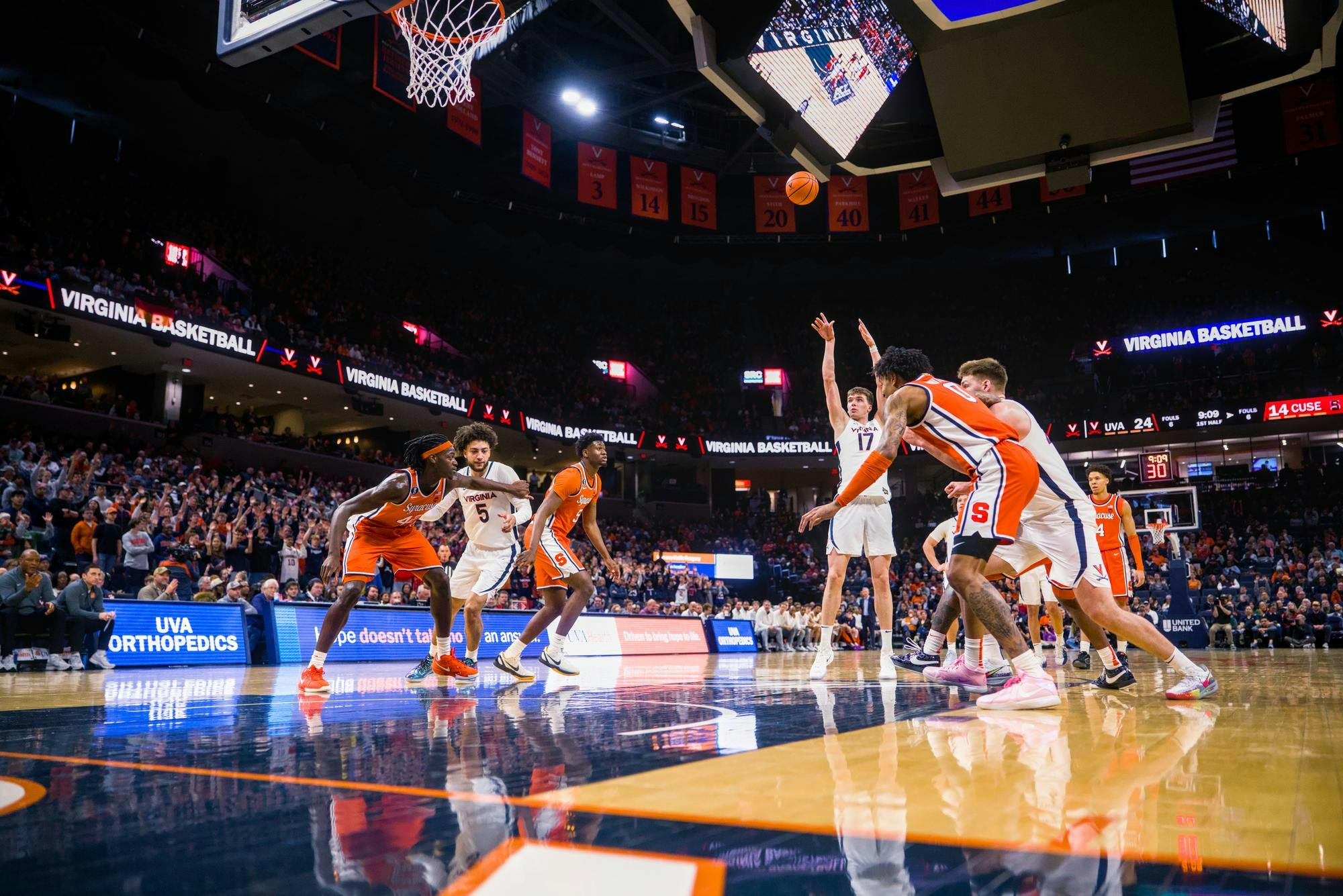 No. 18 Virginia took to the court Saturday afternoon at John Paul Jones Arena, looking for its 20th win of the season and of Coach Ryan Odom’s tenure in Charlottesville. Playing against a puzzling zone defense and a trio of high-octane guards, the Cavaliers pulled away in the second half for a back-and-forth 72-59 win over the Orange.