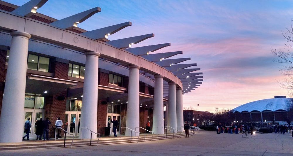 El equipo de baloncesto masculino recibió noticias de una prueba con resultado positivo durante el torneo de ACC, lo cual resultó en su aislamiento hasta el día antes de su partido del sábado, un juego que luego perdieron.