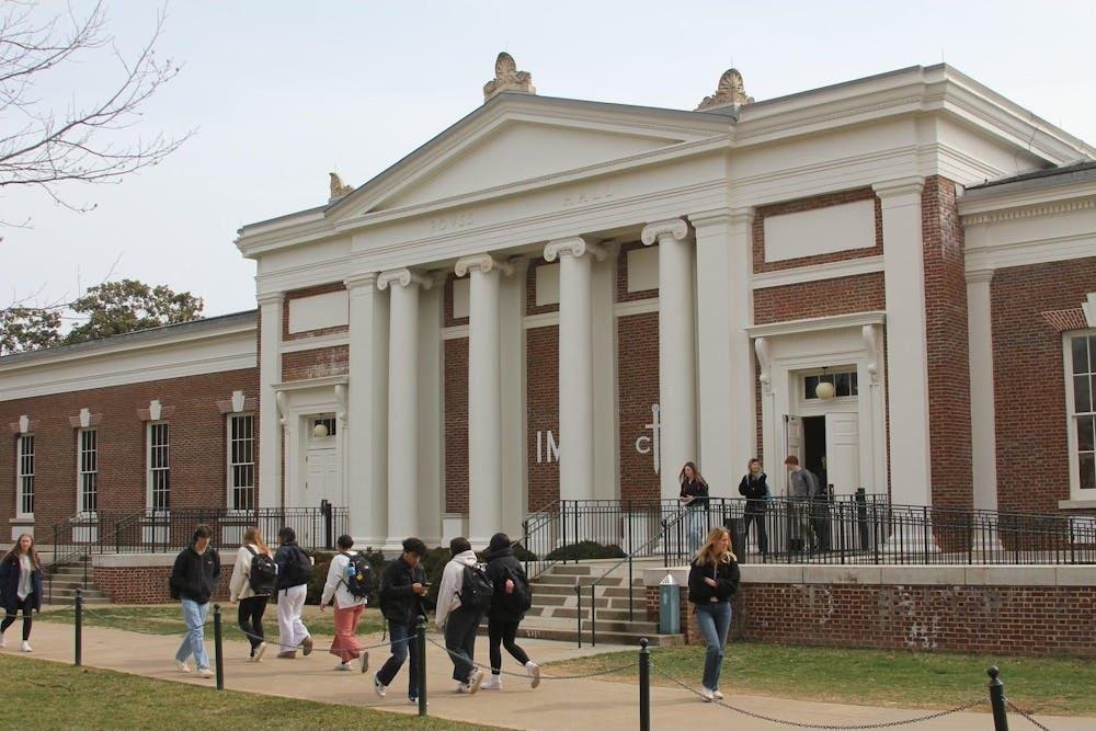 McIntire商学院竞争激烈的录取每年都会拒绝数百名申请者，其中很多人不得不转向其他的的学业计划
