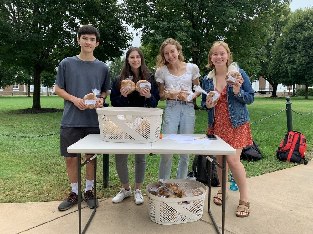 Challah for Hunger estableció una tienda en el Lawn todos los jueves de 10 a.m. a 2 p.m., vendiendo pan de jalá recién horneado de una variedad de sabores deliciosos a los estudiantes hambrientos caminando hacia y desde sus clases.