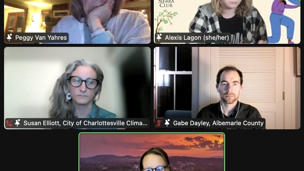 Los oradores del evento en línea Salvando Nuestro Planeta: Comenzando en Nuestra Comunidad discuten la acción climática de la comunidad. De izquierda a derecha, fila superior: la presidenta de la Comisión de árboles de Charlottesville, Peggy Van Yahres, y el vicepresidente de Charlottesville NOW, Alexis Lagon. Segunda fila: Susan Elliot, gerente del programa de protección climática de la ciudad de Charlottesville, y Gabe Dayley, gerente del programa de protección climática del condado de Albemarle. Fila inferior: Andrea Trimble, directora de la Oficina para la Sostenibilidad.