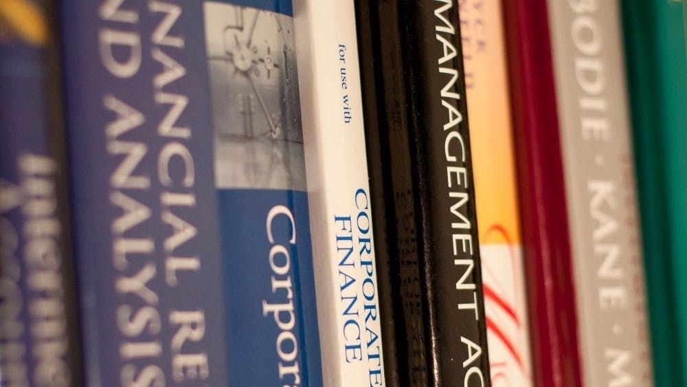 Los libros de textos son un costo adicional encima del costo de la matriculación y otras tarifas que los estudiantes pagan cada año.