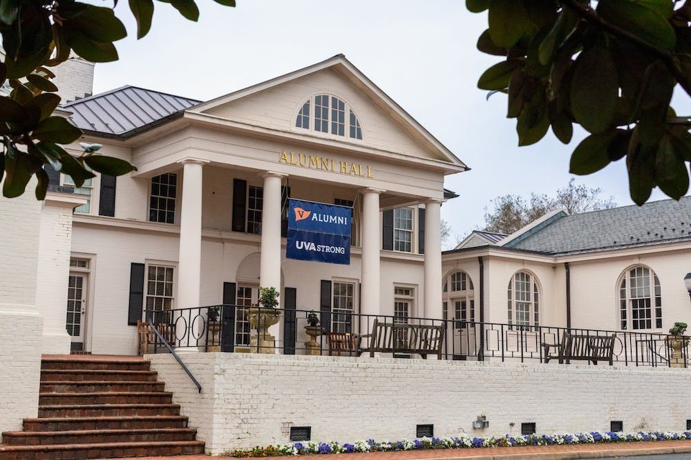 随着演出在大学教堂前拉开帷幕，观众们躺在野餐毯或折叠椅上，在飘落的花瓣、扭曲的树枝和缓慢的金色日落的映衬下欣赏演出。