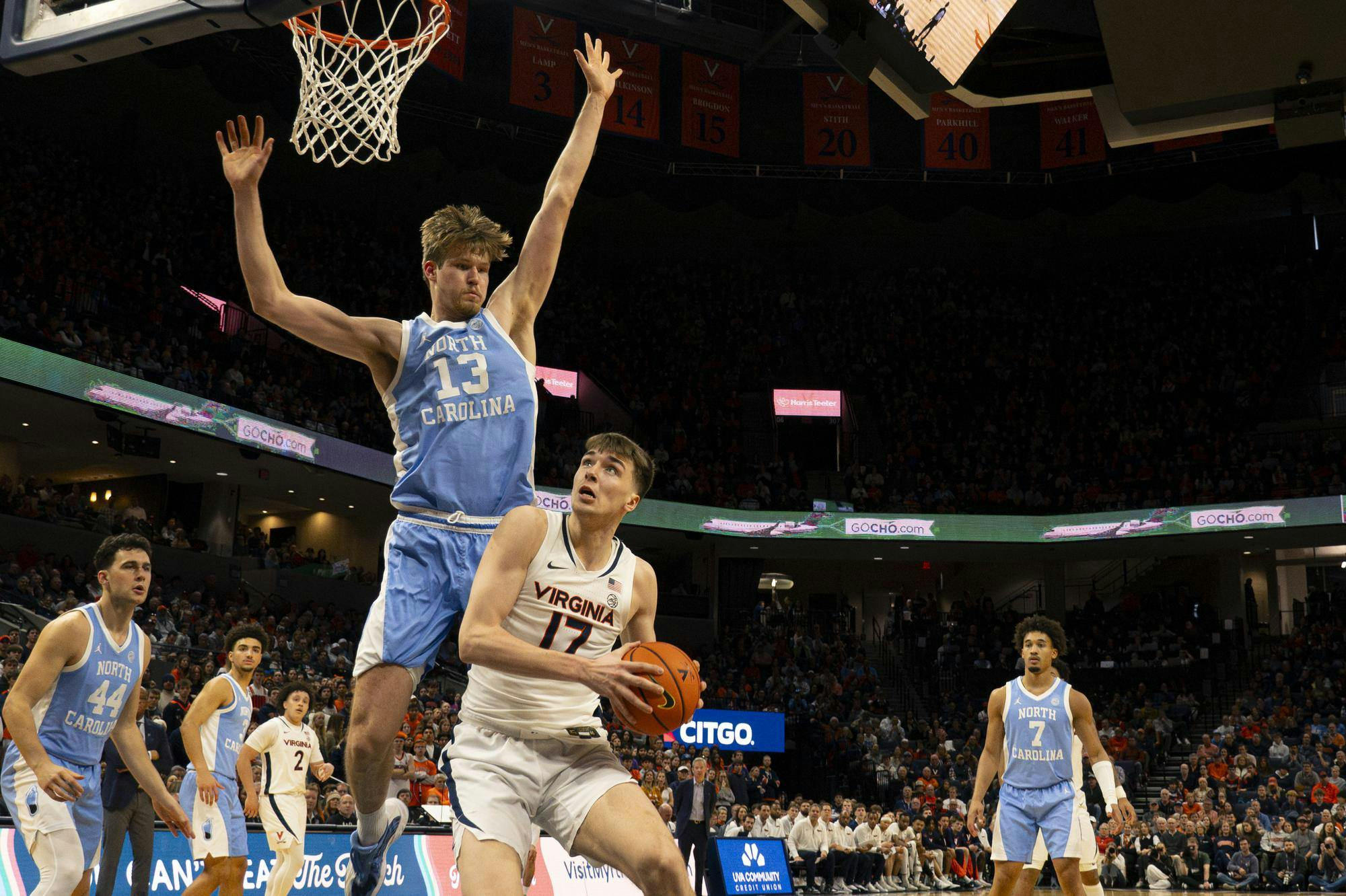 Virginia basketball fans packed John Paul Jones Arena, energized by the Cavaliers’ early lead. That optimism dimmed after halftime, as Virginia lost momentum and North Carolina took control to secure the win.