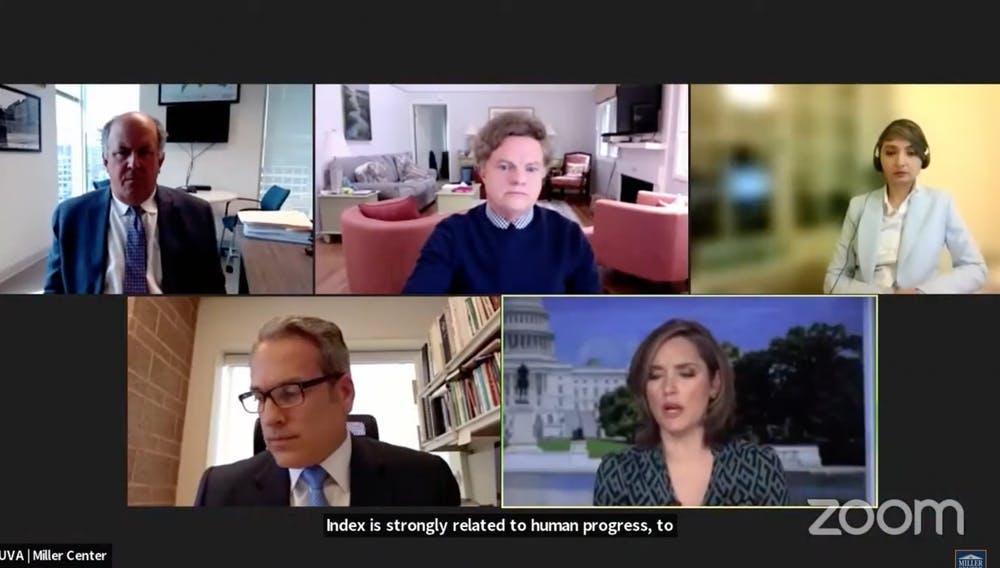 Vásquez agregó que la disminución de confianza en instituciones en los Estados Unidos ha dado espacio para el aumento de populismo dentro de los dos partidos políticos, y que Ucrania recalca la consecuencia de esta disminución. 
