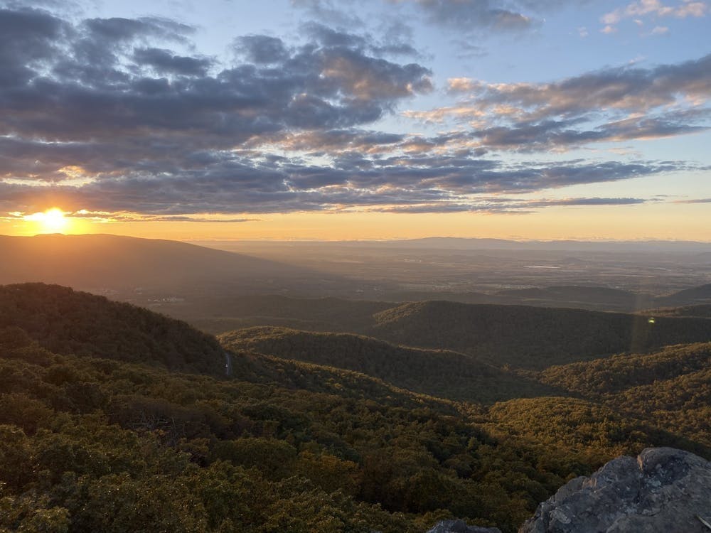 Cada tema de discusión se relaciona con un lugar diferente que la clase visita, algunos de los lugares incluyen Ragged Mountain, el túnel de Blue Ridge, Glass Hollow Overlook, la reserva forestal Patricia Ann Byrom, y Observatory Hill.