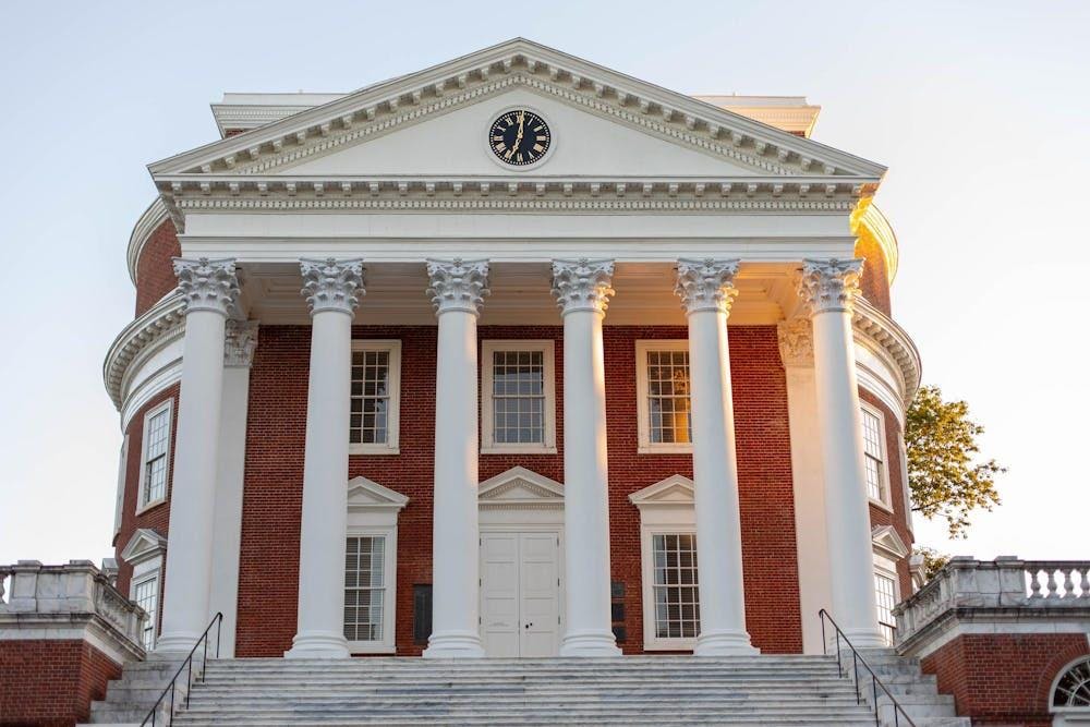 Esta declaración también pide la protección de la libertad de expresión, mencionando las recientes amenazas de deportación y la revocación de visas estudiantiles.