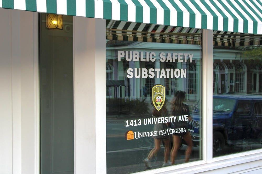 La estación de seguridad pública del departamento de policía de la Universidad, está situado en el Corner