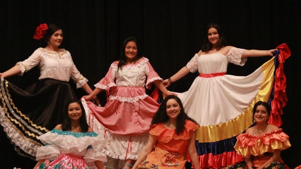 La primera parte de Cultura Showcase fue una exhibición de vestidos tradicionales de Colombia, hechos a mano por la abuela de Natalie Romero, una estudiante universitaria de tercer año y Directora Estudiantil del Centro Estudiantil Multicultural.