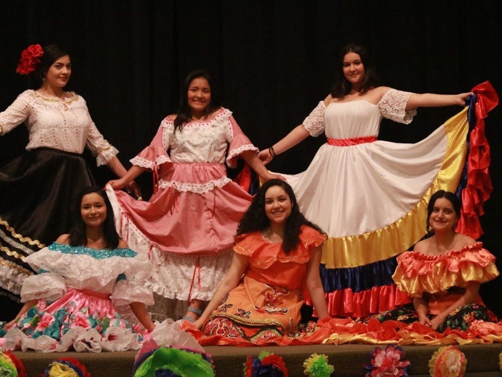 La primera parte de Cultura Showcase fue una exhibición de vestidos tradicionales de Colombia, hechos a mano por la abuela de Natalie Romero, una estudiante universitaria de tercer año y Directora Estudiantil del Centro Estudiantil Multicultural.