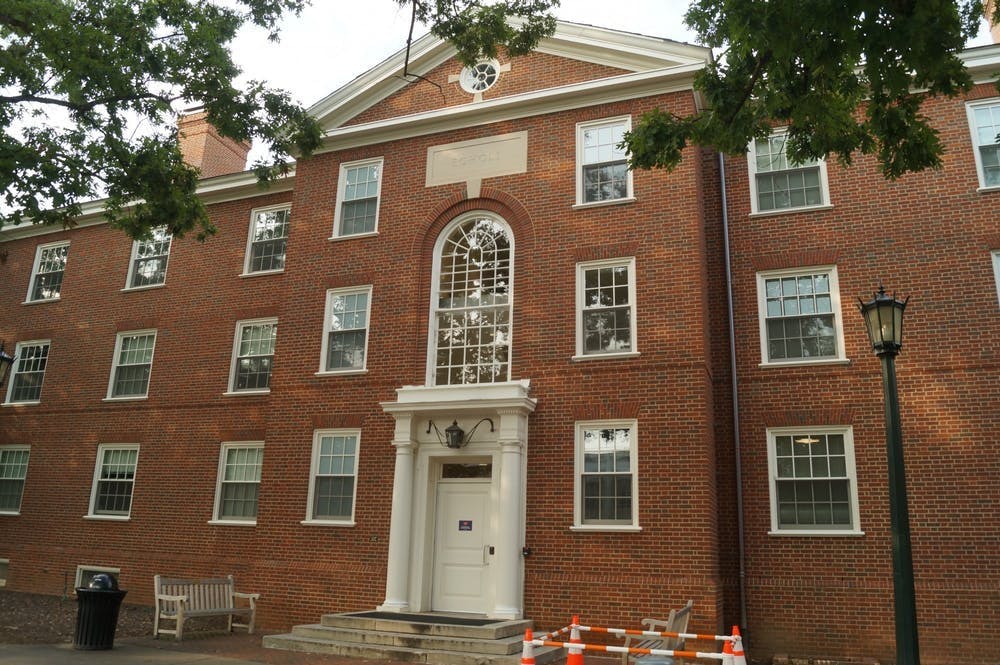 截止周一，大学管理的检疫隔离室使用量为26%，自我隔离室的使用量为7%。