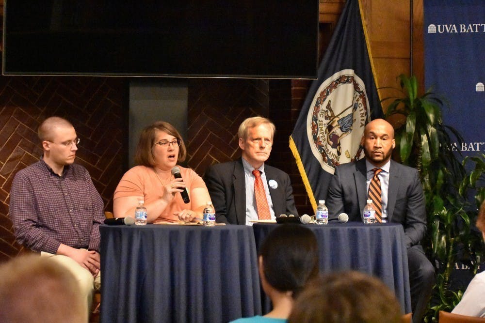 Los tres candidatos Demócratas — Michael Payne, Sena Magill, y Lloyd Snook — asistieron un foro en la Universidad el 25 de octubre, acompañados por el candidato Independiente, Bellamy Brown.