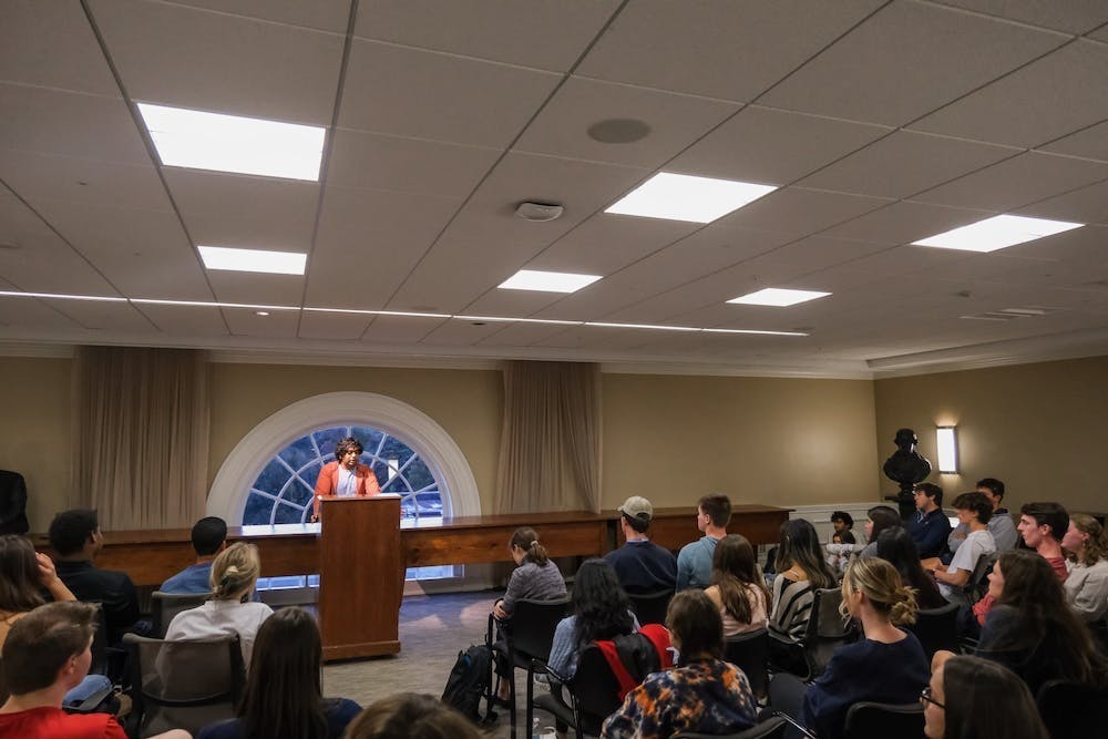 弗大司法委员会是一个由来自本校13个学院的110余名学生组成的学生运营组织。弗大授权该组织对学术及民间社群提出的违反学校政策的指控进行裁定和调查。