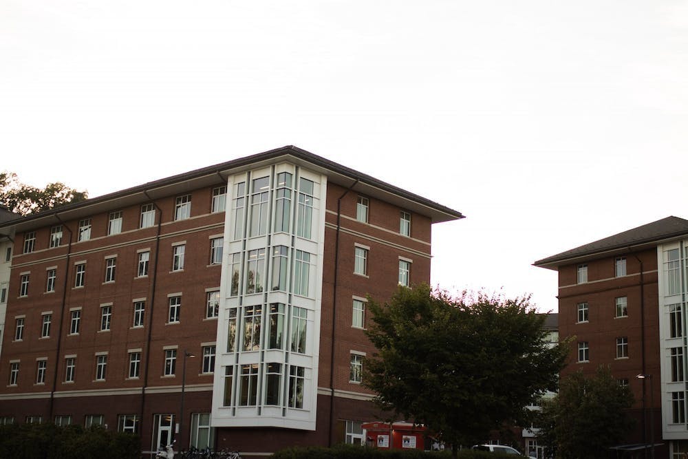 Aunque la gran mayoría de los estudiantes están vacunados, los promedios diarios de casos de COVID-19 en el condado de Albemarle se mantienen en un nivel similar al del otoño del año académico pasado.