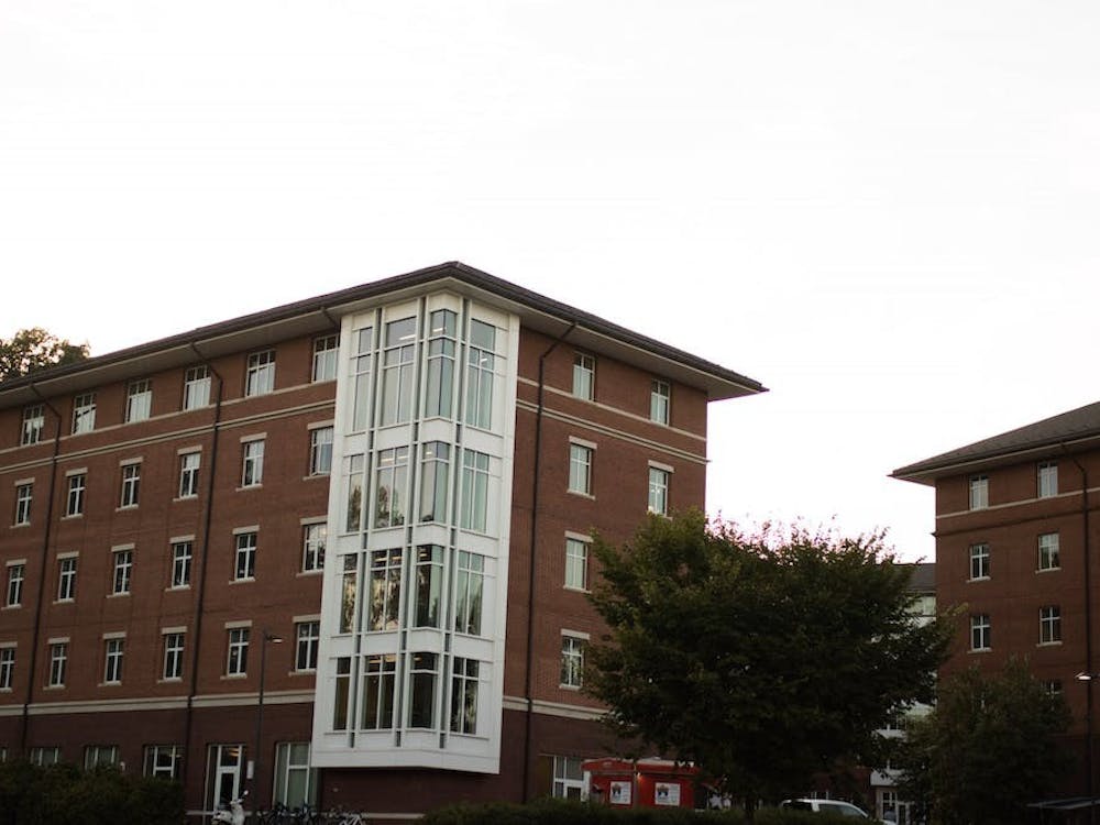 Aunque la gran mayoría de los estudiantes están vacunados, los promedios diarios de casos de COVID-19 en el condado de Albemarle se mantienen en un nivel similar al del otoño del año académico pasado.