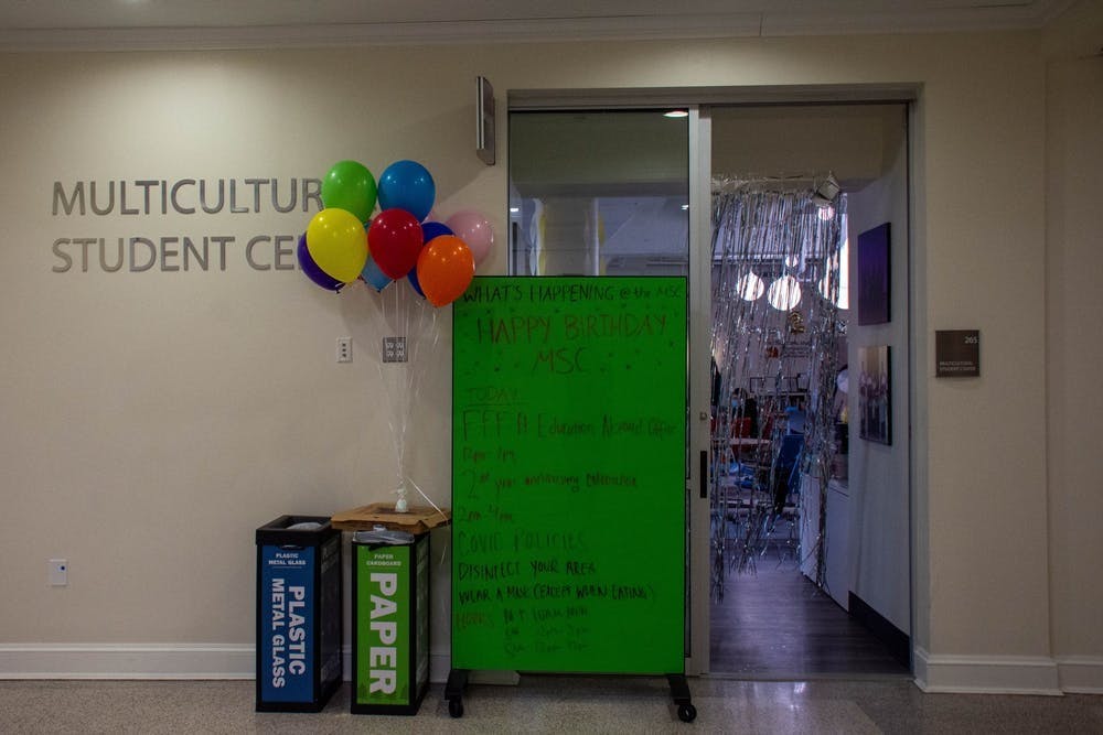 两周年纪念活动主打欢快热闹的活动，如卡拉OK和“舞力全开”，现场也提供丰富的食物如饺子，并展开类似图画和字谜的派对游戏。