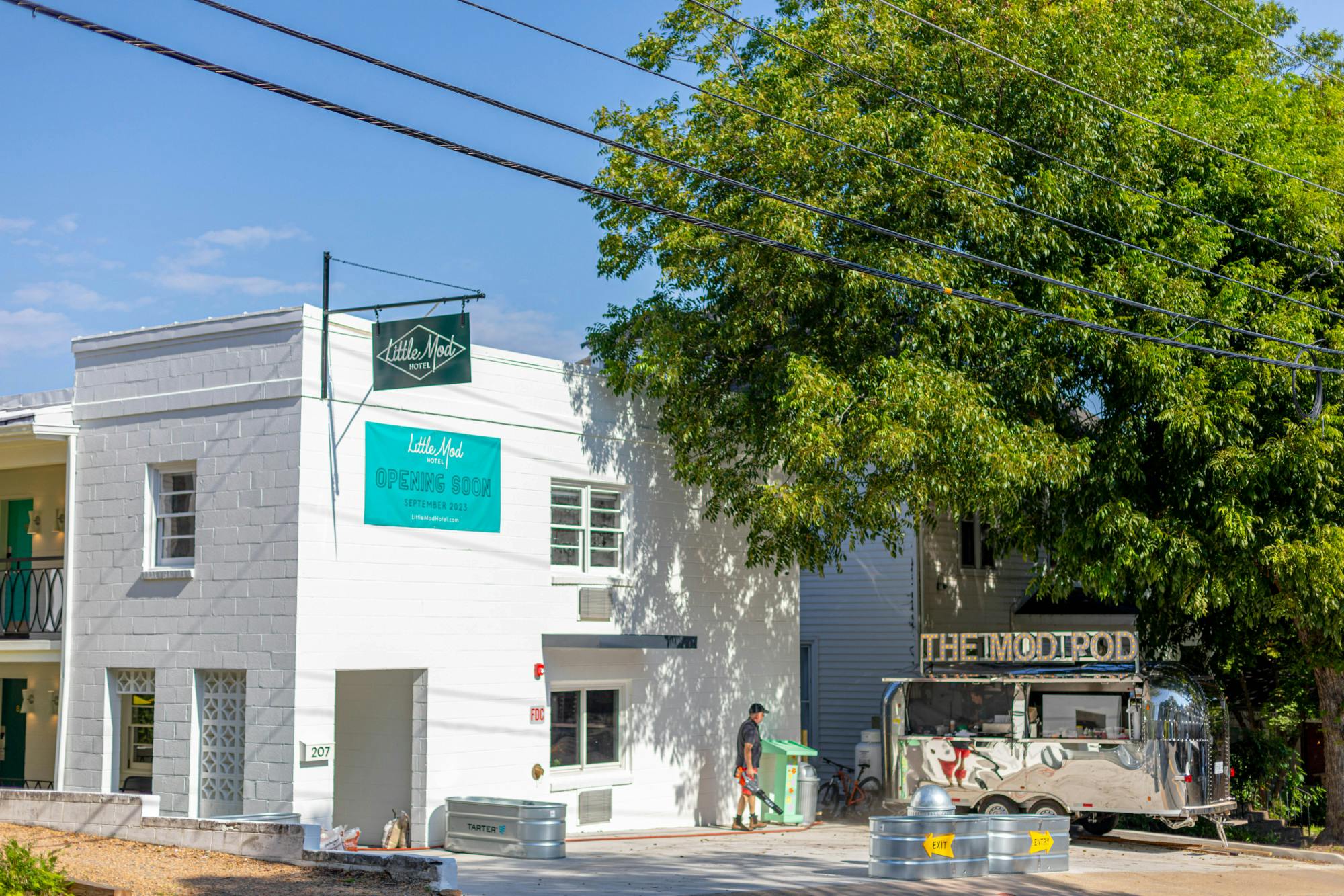 The hotel, relatively small in size and located in the midst of the student housing landscape, features 15 rooms with nightly rates, along with five apartments that can be rented by the month.&nbsp;