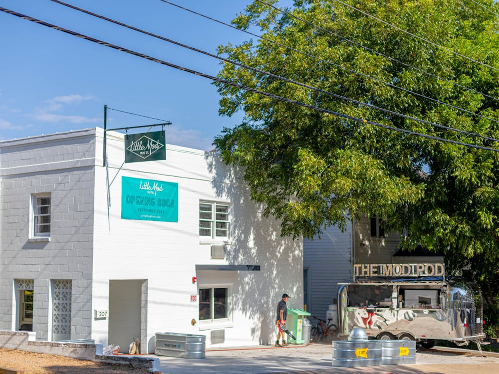 The hotel, relatively small in size and located in the midst of the student housing landscape, features 15 rooms with nightly rates, along with five apartments that can be rented by the month. 