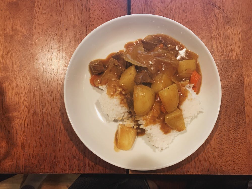 最基本的配菜包括土豆、洋葱和胡萝卜，而最基本的蛋白质则是牛肉、鸡肉和猪肉。