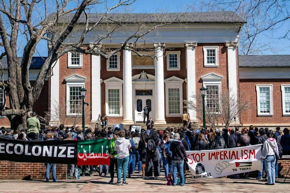 Cientos de manifestantes exigen la liberación de Palestina y la protección de los estudiantes, en una foto tomada el 26 de marzo de 2025.