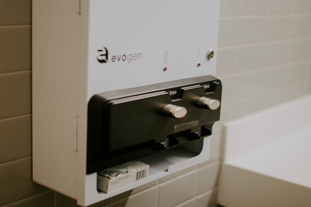 为了资助这项计划，学生会从本学期的学生活动费中拿出了900美元的预算。