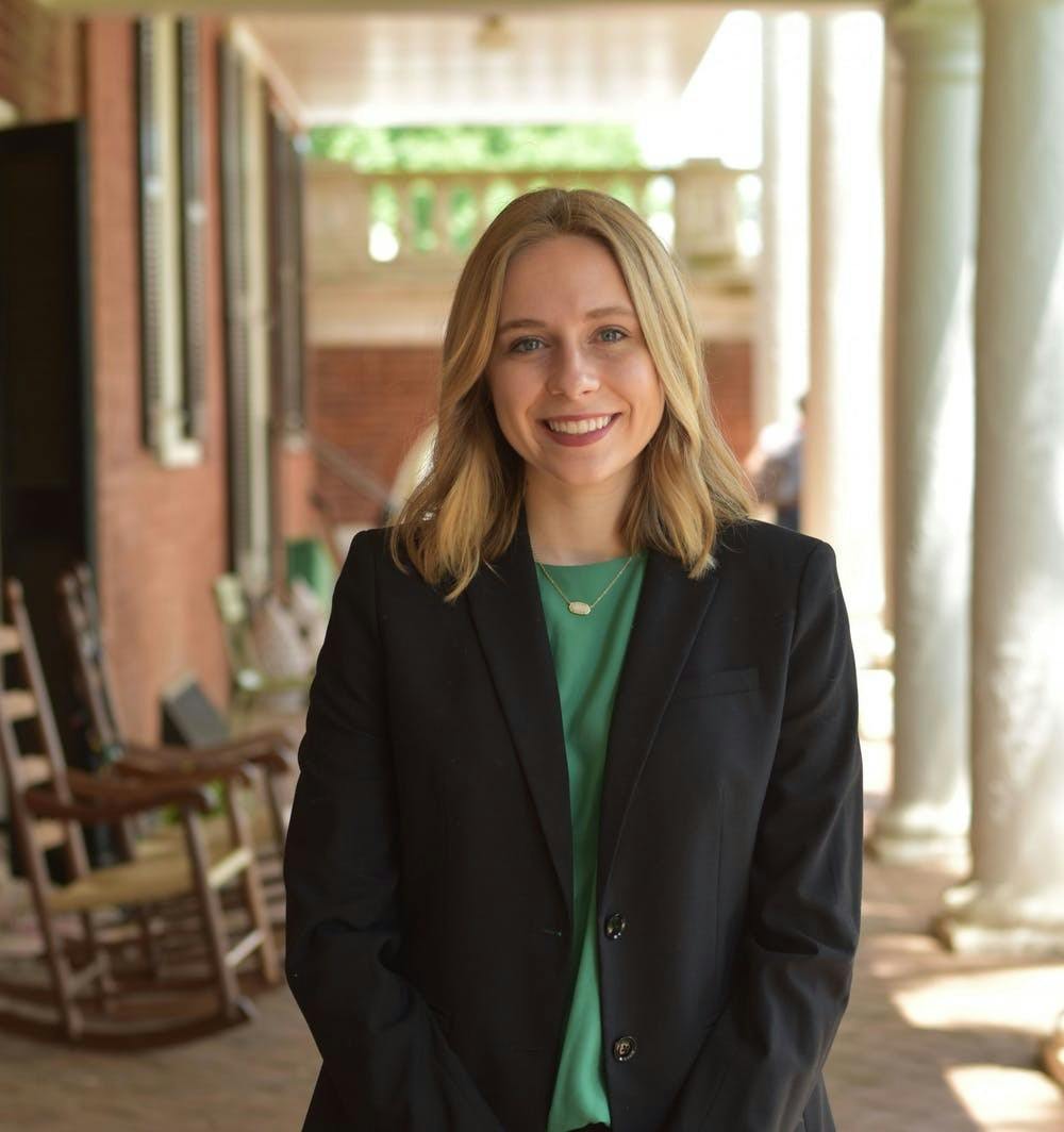 Gracie Kreth fue la jefa de redacción durante el período 130 de The Cavalier Daily. Antes de ello, se desempeñó como Asistente de Gerencia de Edición en el periodo 129 y Editora de Vida para el periodo 128.