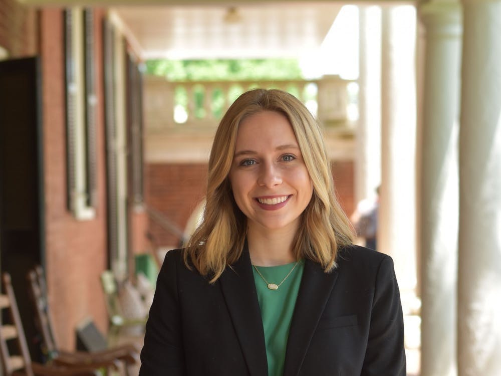 Gracie Kreth fue la jefa de redacción durante el período 130 de The Cavalier Daily. Antes de ello, se desempeñó como Asistente de Gerencia de Edición en el periodo 129 y Editora de Vida para el periodo 128.