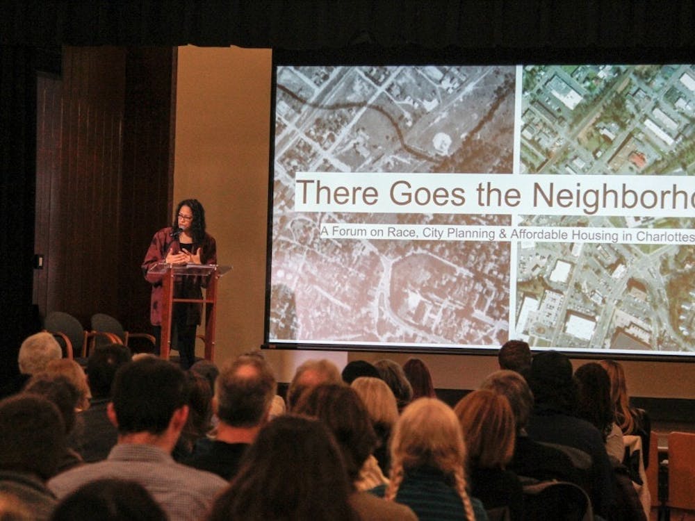 El foro comenzó con una serie de presentaciones que recalcaron las investigaciones que ocurren en la Universidad, y la historia oculta de temas importantes como los problemas raciales y la planificación urbana que la ciudad tiene.