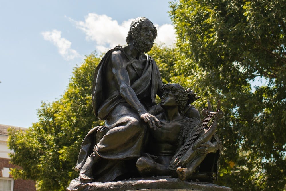 Las imágenes de seguridad muestran a un sujeto escalando la estatua, colocando una soga alrededor del cuello y saliendo del área a pie.