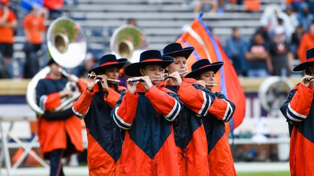 Los estudiantes y miembros de la banda se han mostrado en desacuerdo con esto, citando investigaciones recientes indicando que la vocalización, incluyendo hablar, cantar, y gritar, tiene una mayor capacidad de esparcir aerosoles que los instrumentos de viento. 