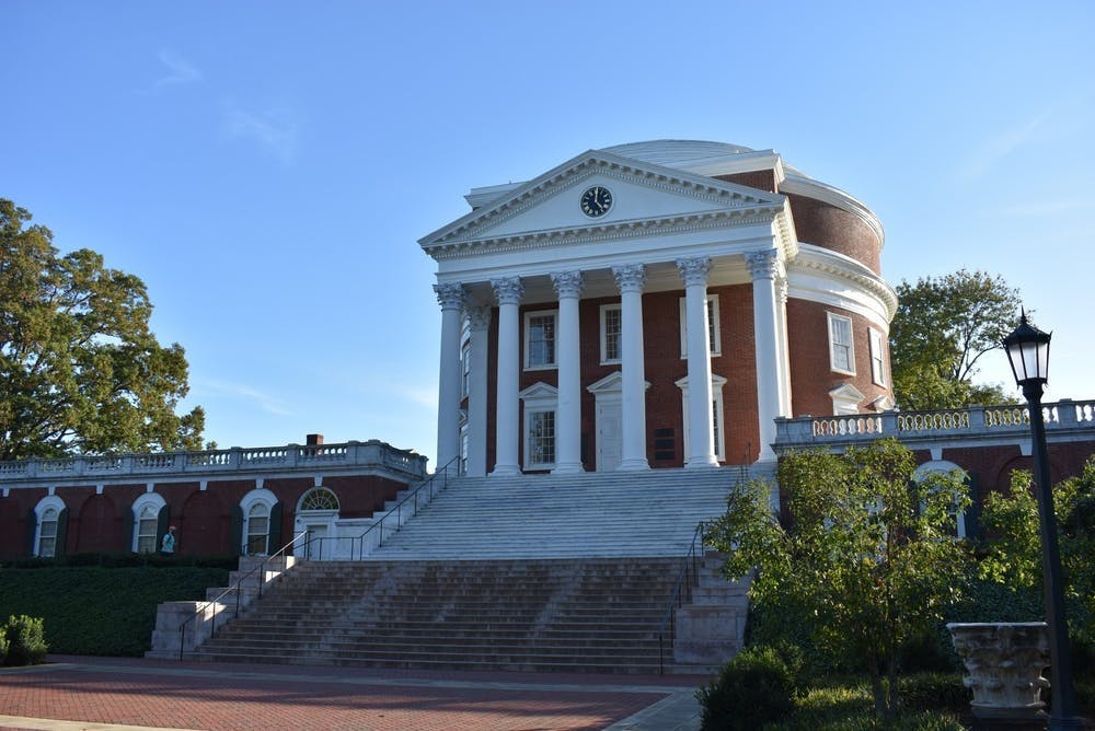 Todos los estudiantes y la facultad deben mostrar prueba del booster antes del primero de febrero en los portales de HealthyHoos y Workday, respectivamente.