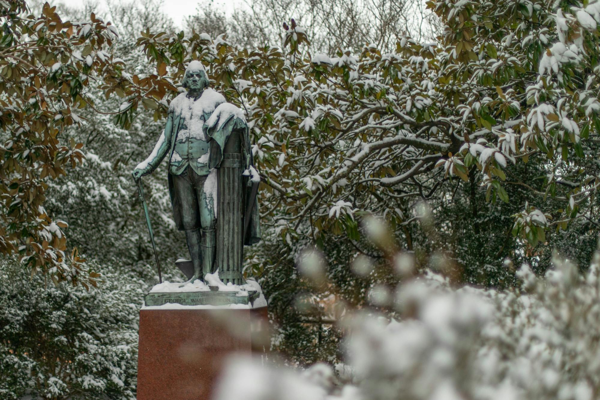 During Monday’s snowfall, when classes were not yet in session but many students had arrived on campus for IFC and ISC recruitment, Facilities Management staff focused on providing access to dining facilities rather than lecture halls.
