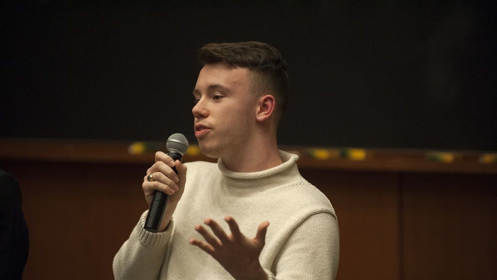 Hunter Wagenaar, un estudiante de la Facultad de tercer año, retiró su campaña para presidente del Consejo Estudiantil durante un foro de candidatos en vivo.