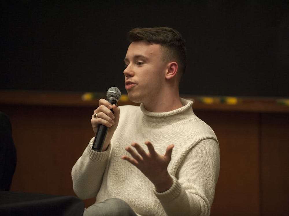 Hunter Wagenaar, un estudiante de la Facultad de tercer año, retiró su campaña para presidente del Consejo Estudiantil durante un foro de candidatos en vivo.