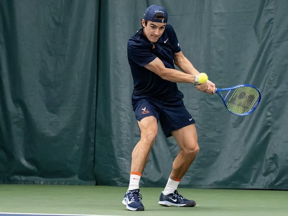 弗吉尼亚大学网球队新秀安德烈斯·桑塔马尔塔·罗伊格为弗大骑士队先下一城,但最终俄亥俄州立大学队还是以 5 比 2 取胜。