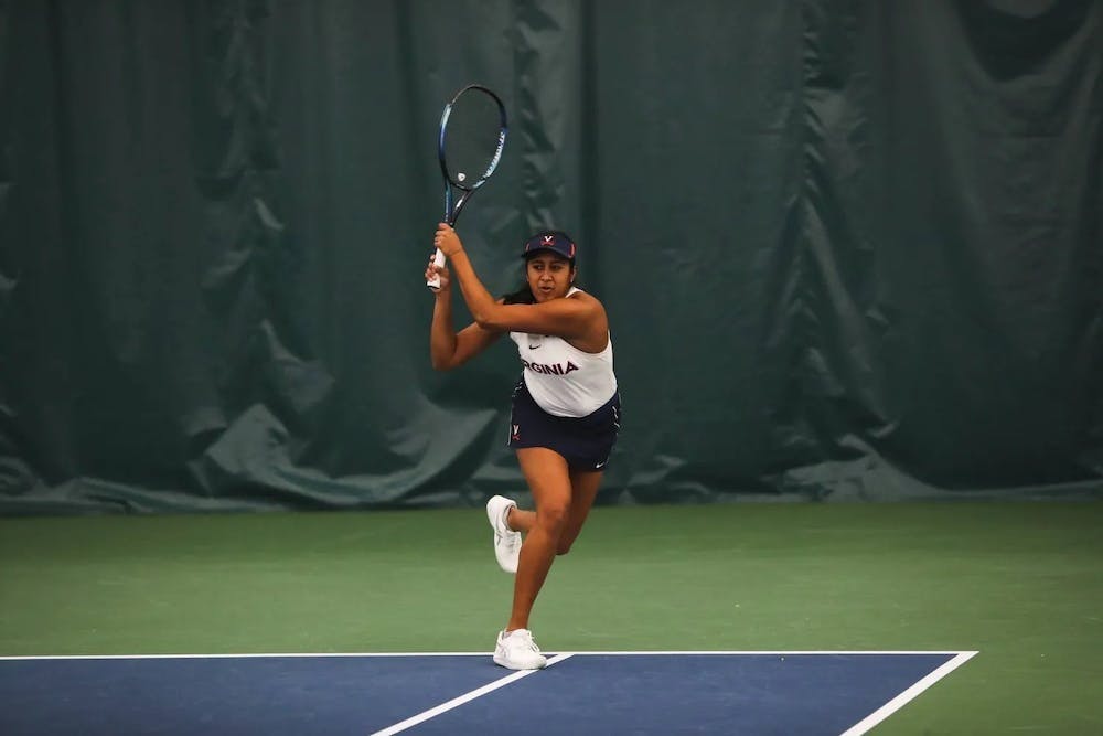 大四学生Natasha Subhash在周末的单打和双打比赛中取得双胜利。