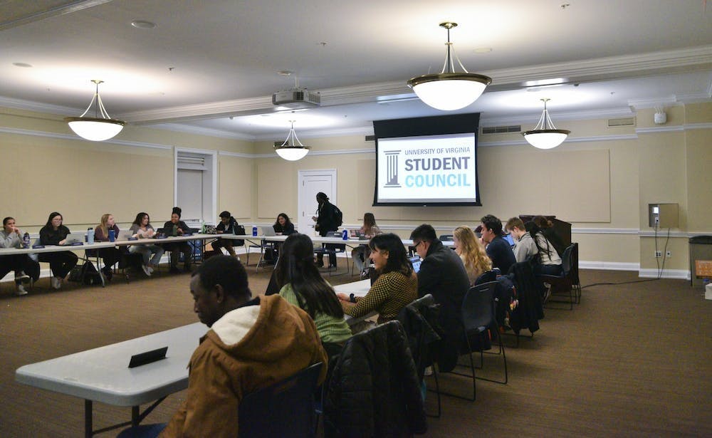 预算中168485美元来自于学生每年作为学费的一部分支付的50美元学生活动费，还有8535美元来自于私人的、非学生活动费的资金。